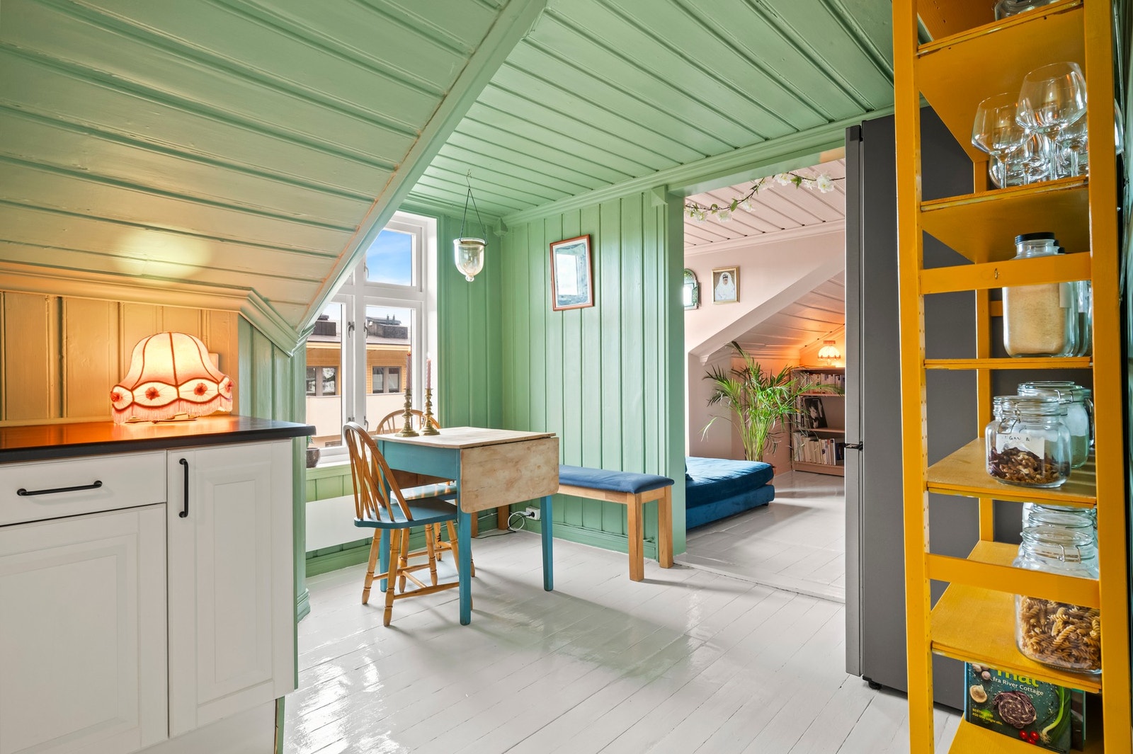 Plass til lite spisebord ved vindusposten Galleribilde