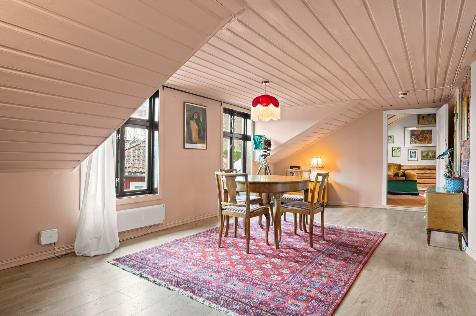 Boligen kan skilte med tre stuer på rekke og rad, noe som gjør det til en meget sosial og familievennlig bolig Galleribilde