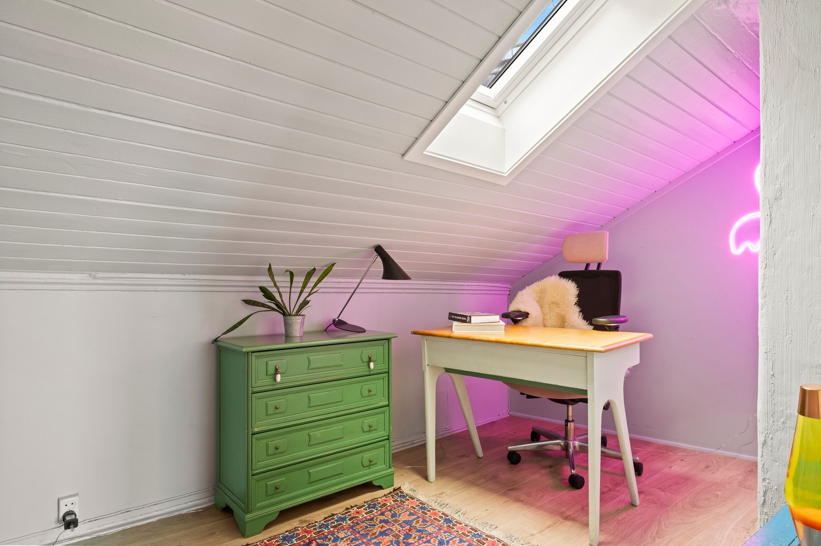 Koselig rom med skråtak som idag blir brukt som kontor Galleribilde