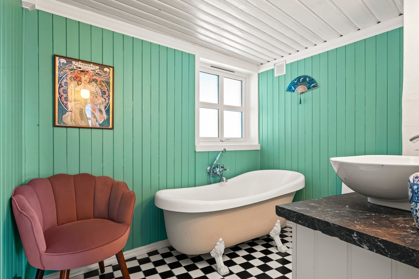 Delikat og romantisk baderom med badekar, pusset opp i 2008 Galleribilde