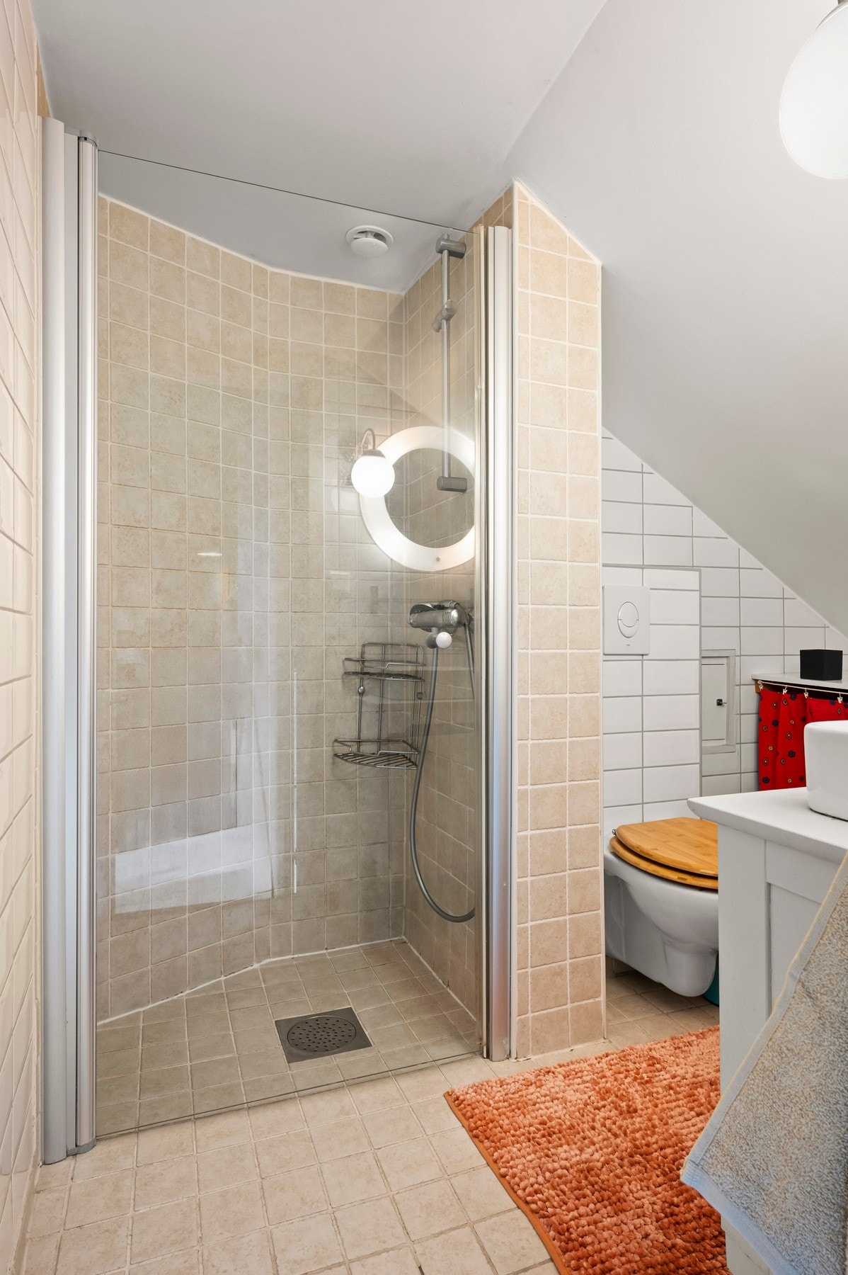 Vegghengt klosett og servant med servant med underskap og ettgraps blandebatteri Galleribilde