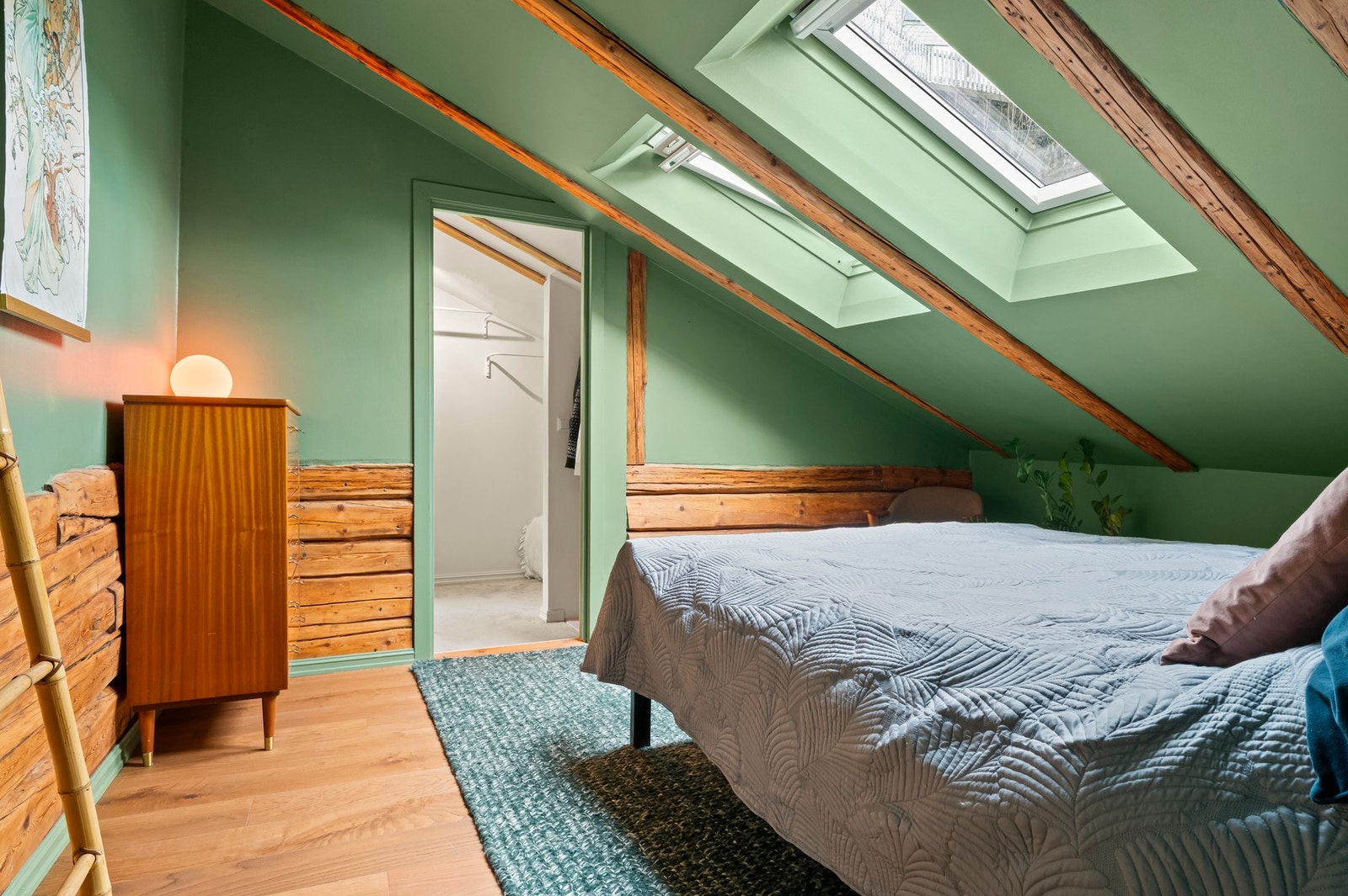 Soverom med plass til dobbeltseng og tilhørende møblement Galleribilde