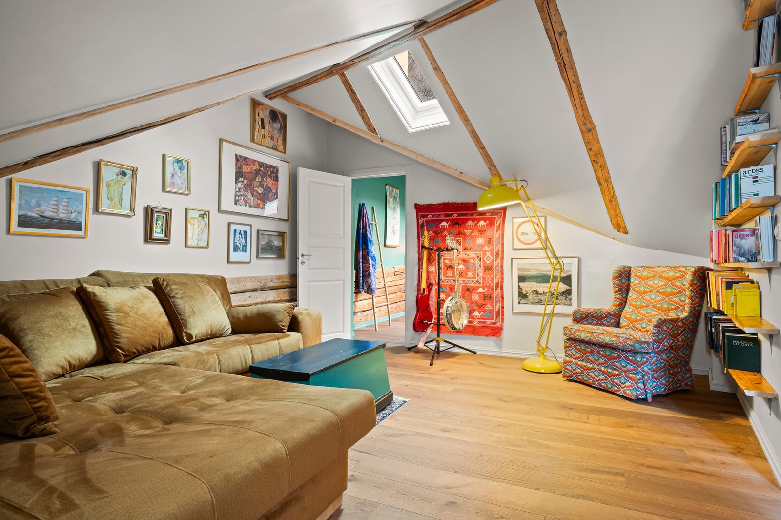 Stor og lun stue med plass til sofagruppe og tilhørende møblement Galleribilde