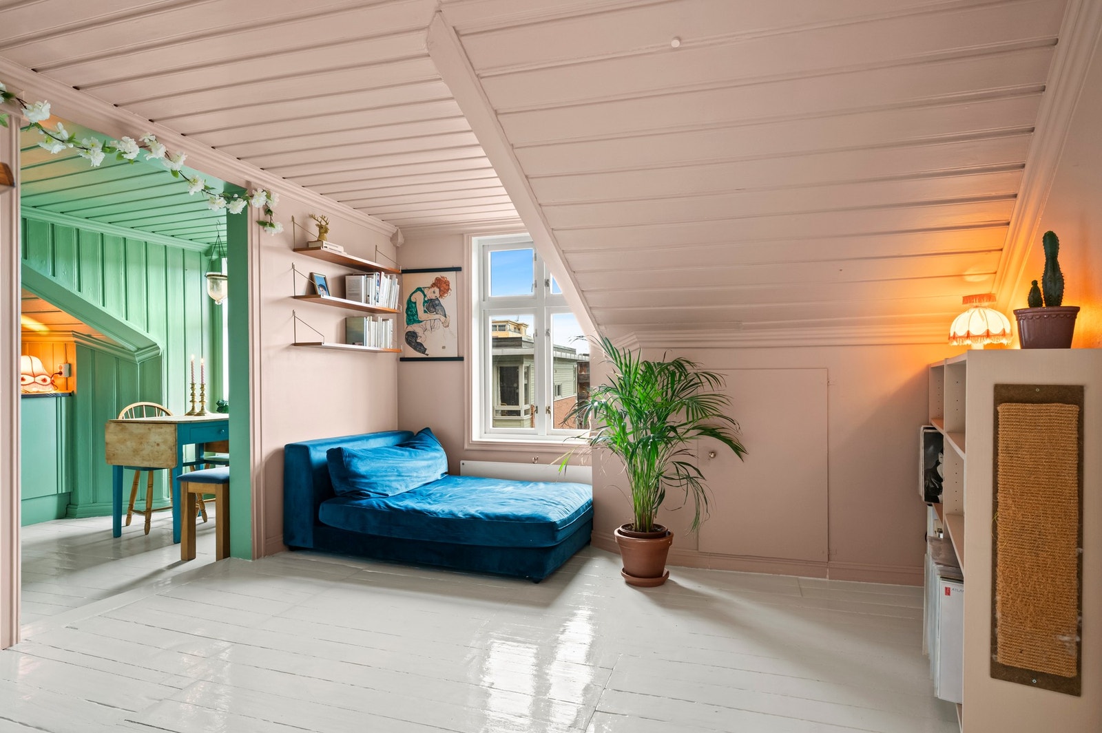 Store vindusflater gir mye lys og en god romfølelse Galleribilde