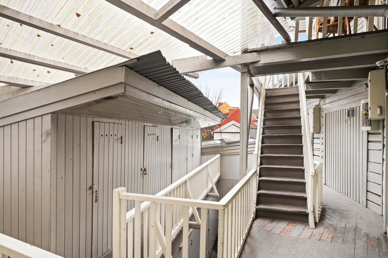 Adkomst til leiligheten via bakgård, trapper og svalgang. Her er historien på trappene Galleribilde