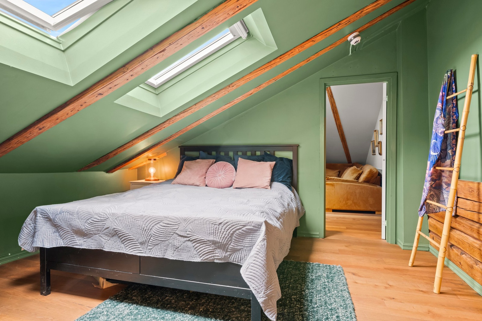 Store takvinduer sørger for godt med naturlig lys Galleribilde