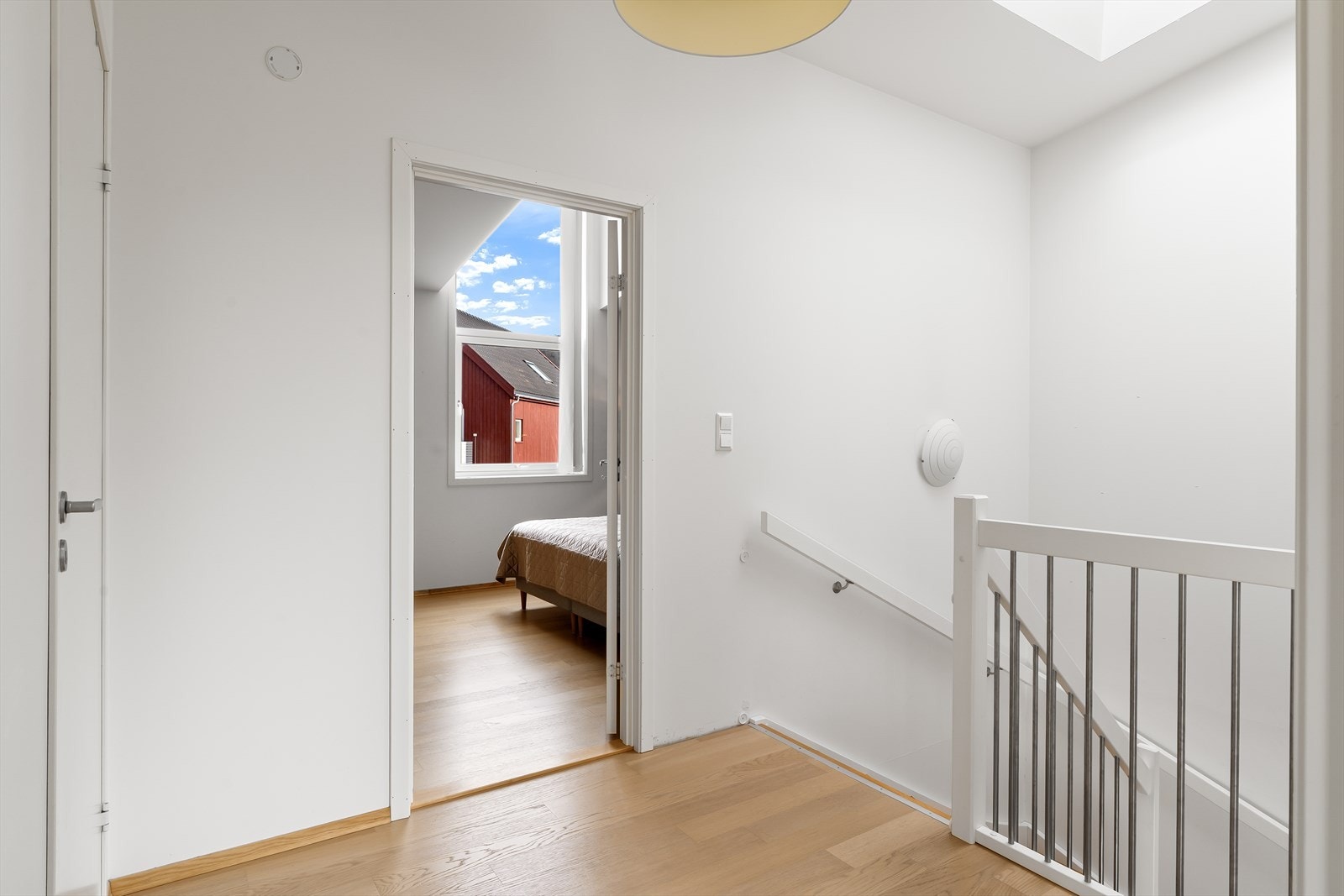 2. etasje - Gang med takvindu som gitt godt med naturlig lys Galleribilde