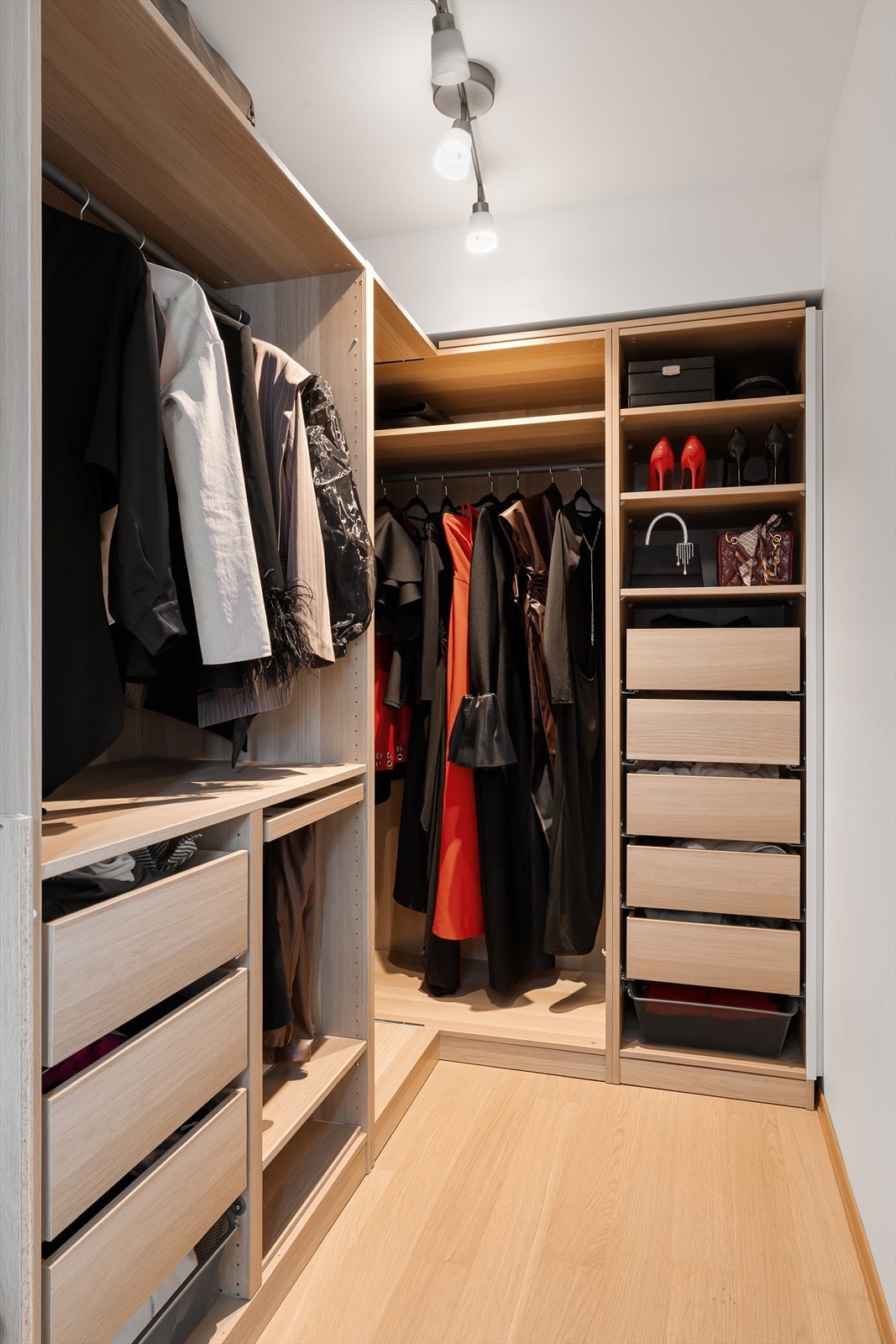 2. etasje - Walk in closet Galleribilde