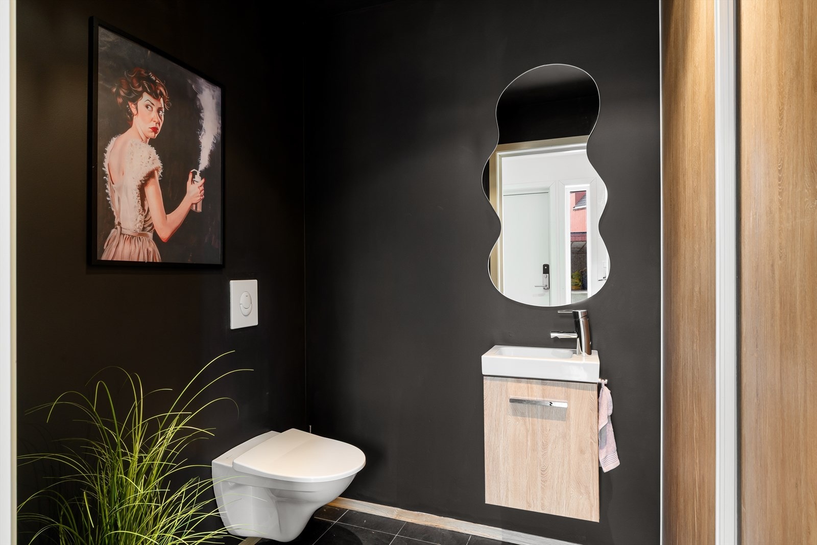 1. etasje - Gjestetoalett med smart oppbevaringsplass bak skyvedørsgarderobe Galleribilde