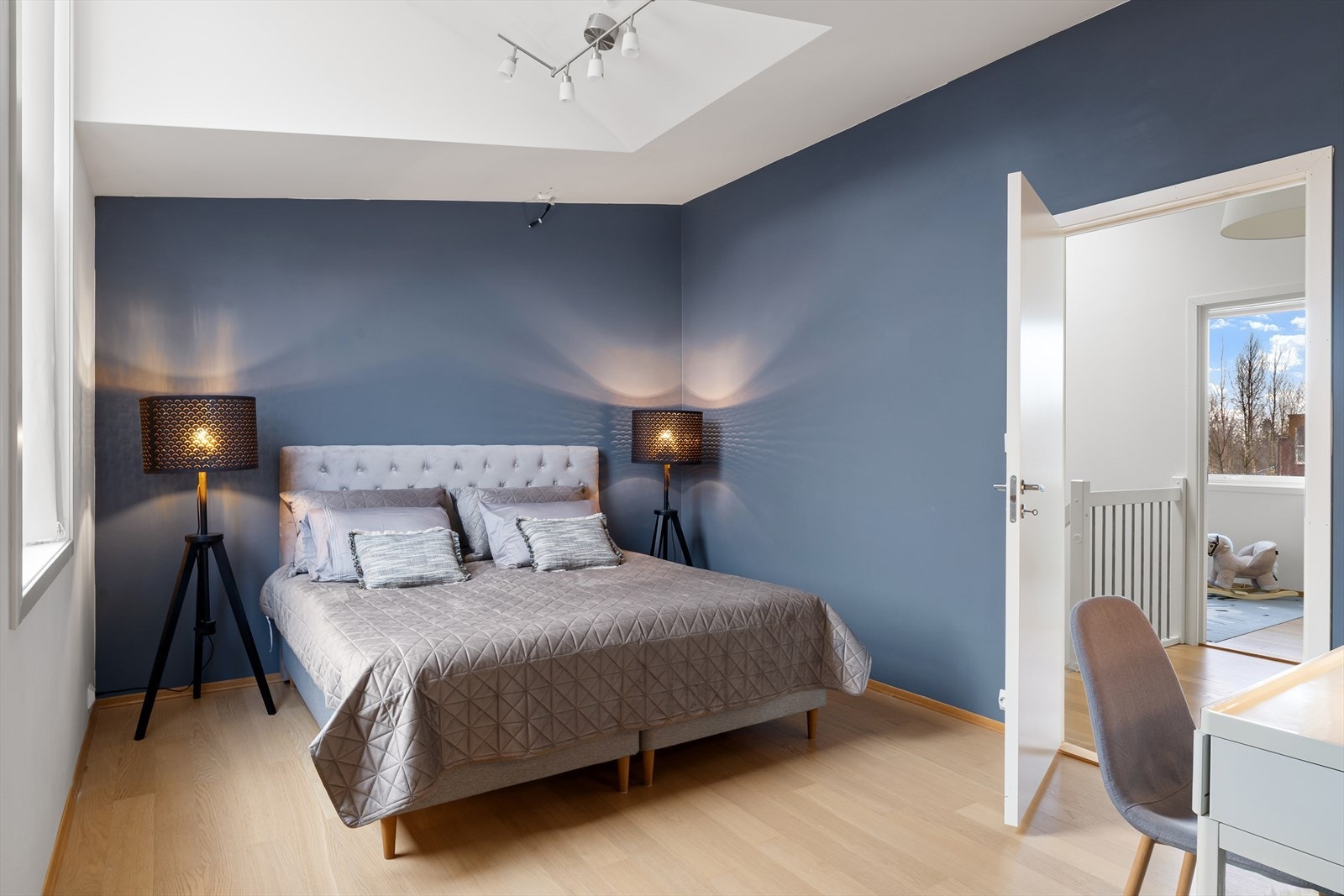 2. etasje - Hovedsoverom med walk in closet Galleribilde
