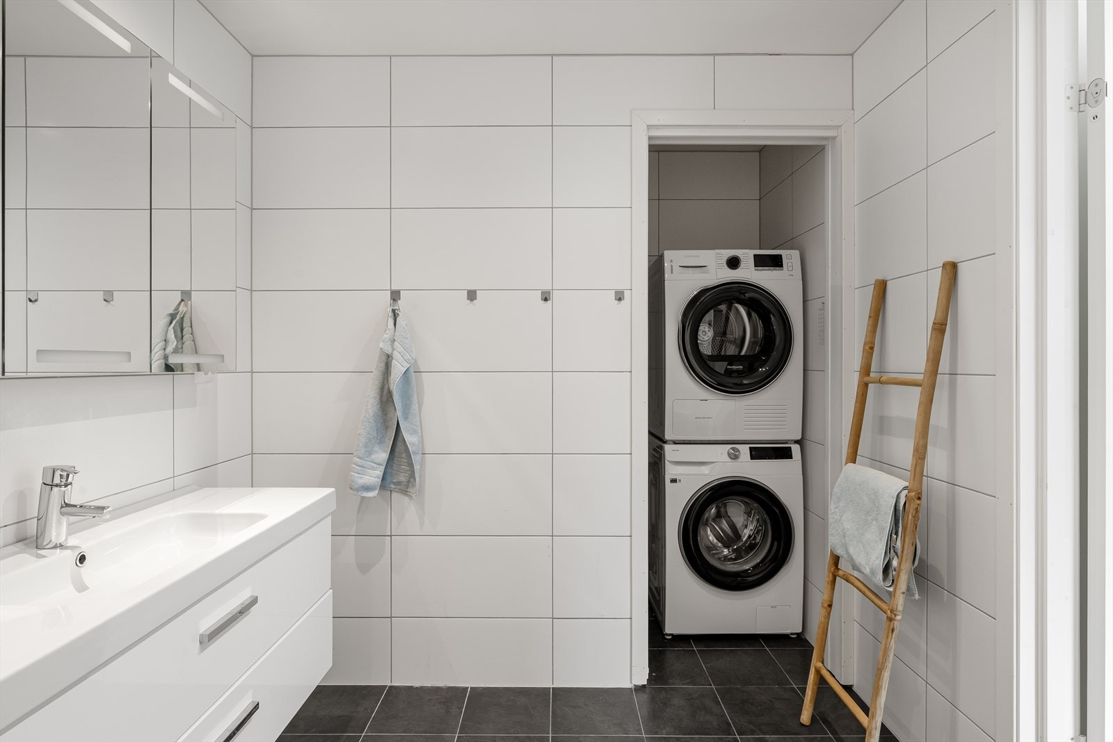 2. etasje - Praktisk rom for vaskemaskin bak skyvedør på badet Galleribilde