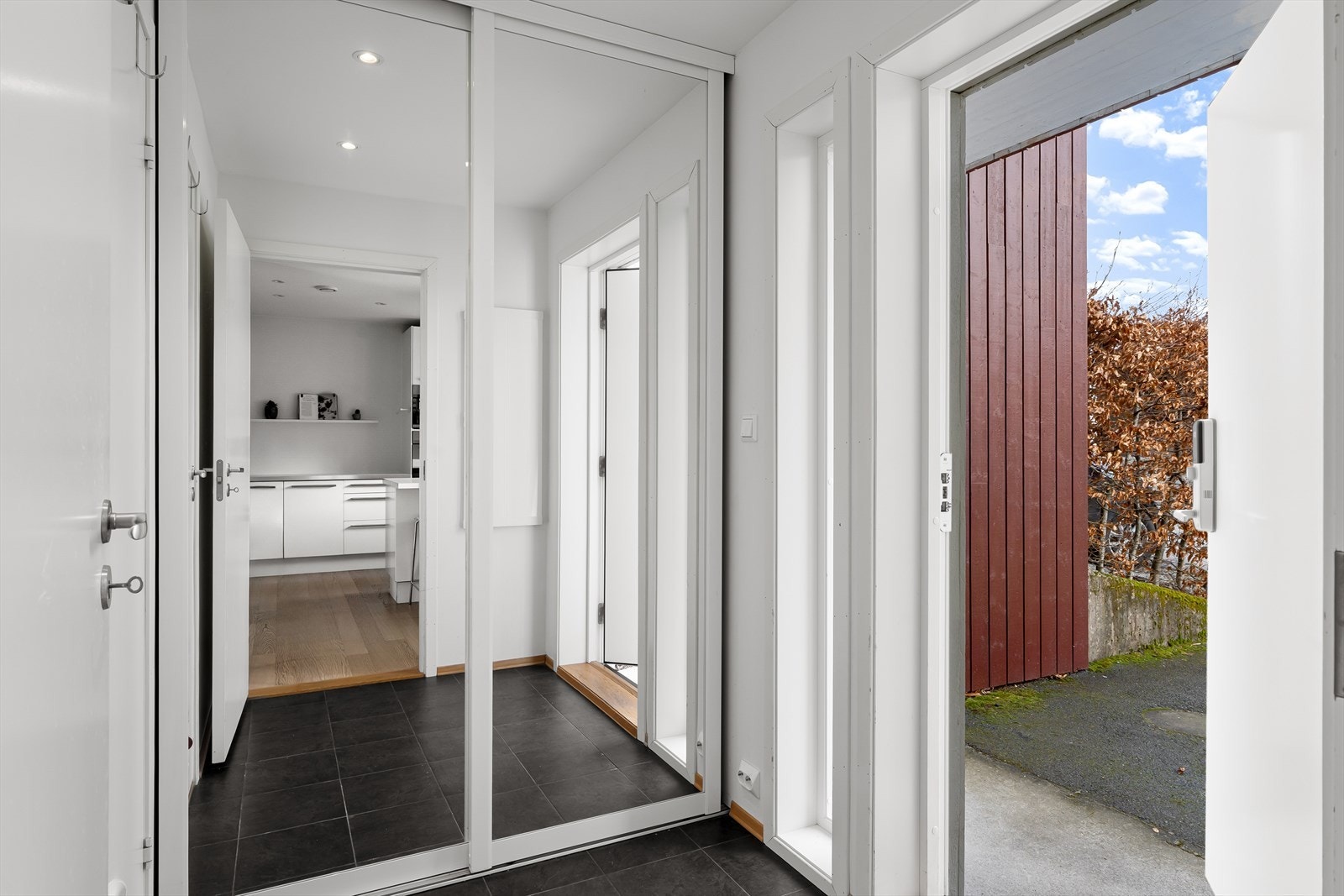 1. etasje - Flislagt entré Galleribilde