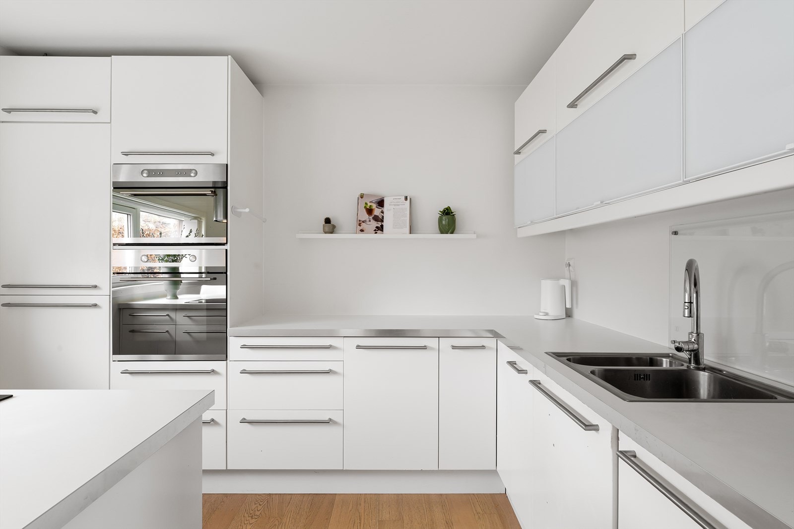 1. etasje - Praktisk kjøkken med god skap og benkeplass, samt integrerte hvitevarer Galleribilde