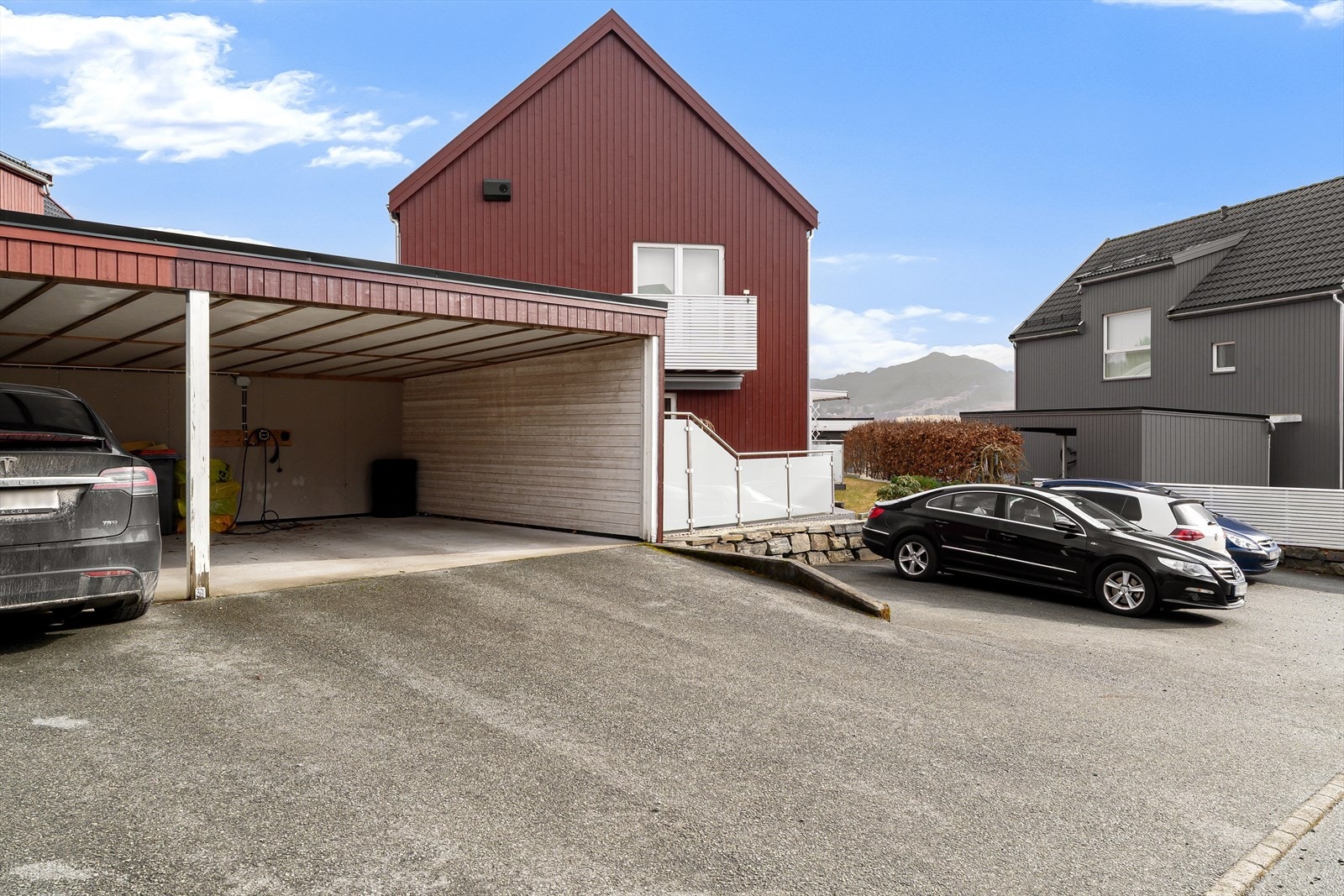 Parkering i carport med elbil-lader Galleribilde