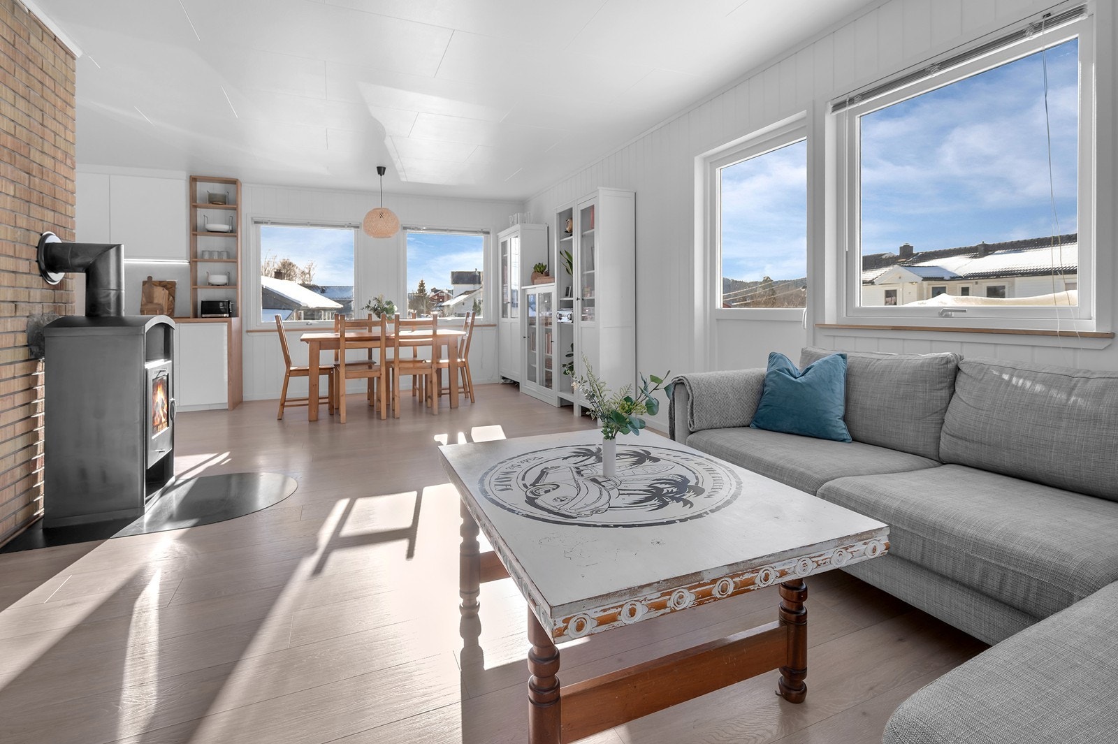 Romslig stue med utgang til terrasse Galleribilde