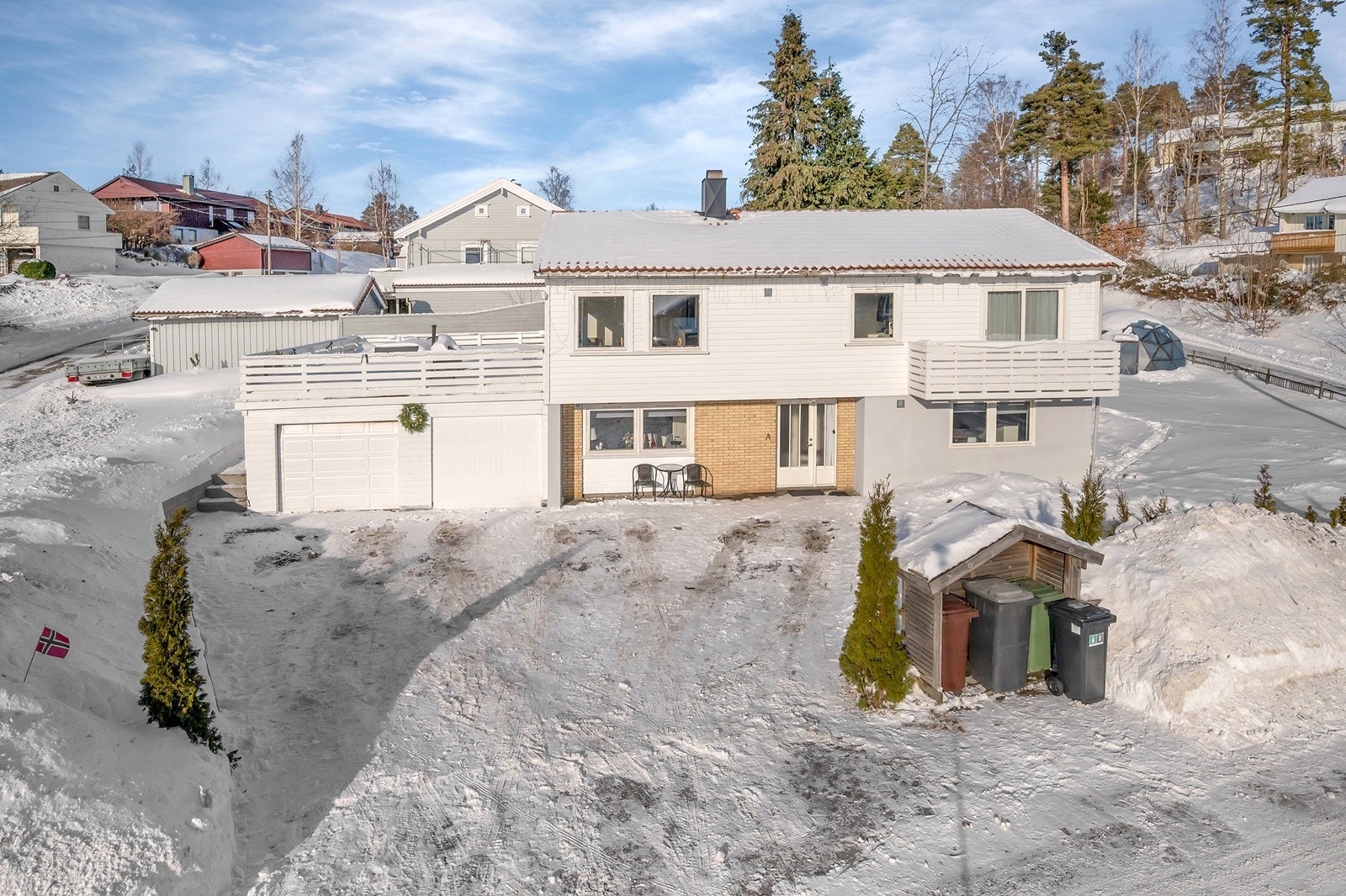 Eiendommen har en sentral plassering i Nordåsvegen på Birkeland Galleribilde
