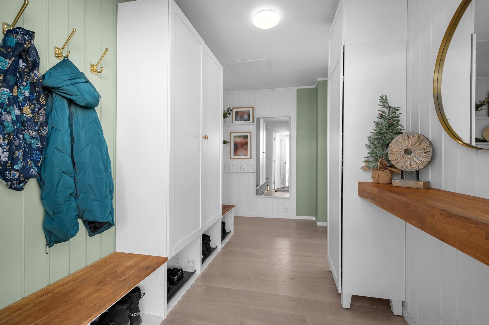 Godt med skap for oppbevaring av ytterklær og sko Galleribilde