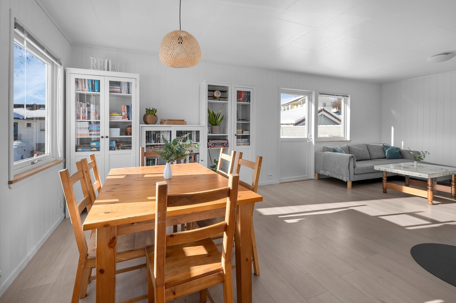 Hvitmalte panelplater på vegger Galleribilde