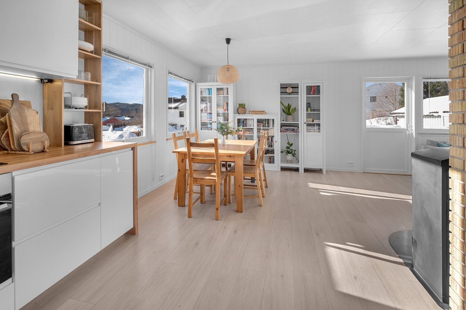 Det er godt med vinduer i stue/kjøkken Galleribilde