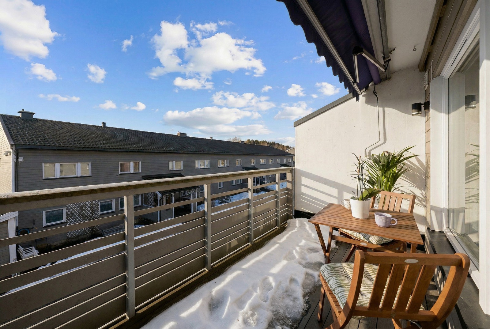 En innholdsrik og lys 2-roms leilighet med vestvendt terrasse, sovealkove og garasje. Galleribilde