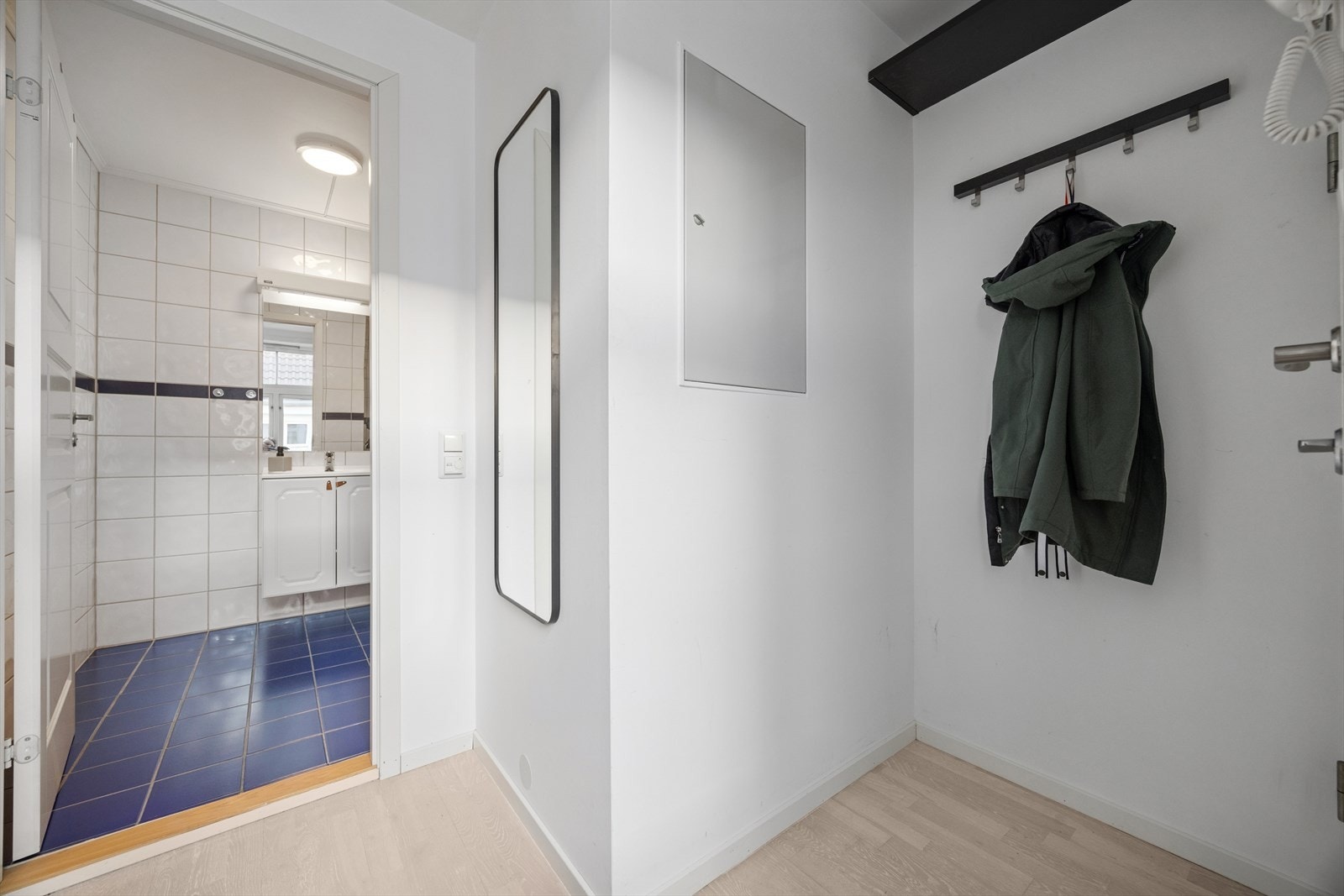 Lys og innbydende entré med god plass til å henge fra seg ytterbekledning. Galleribilde