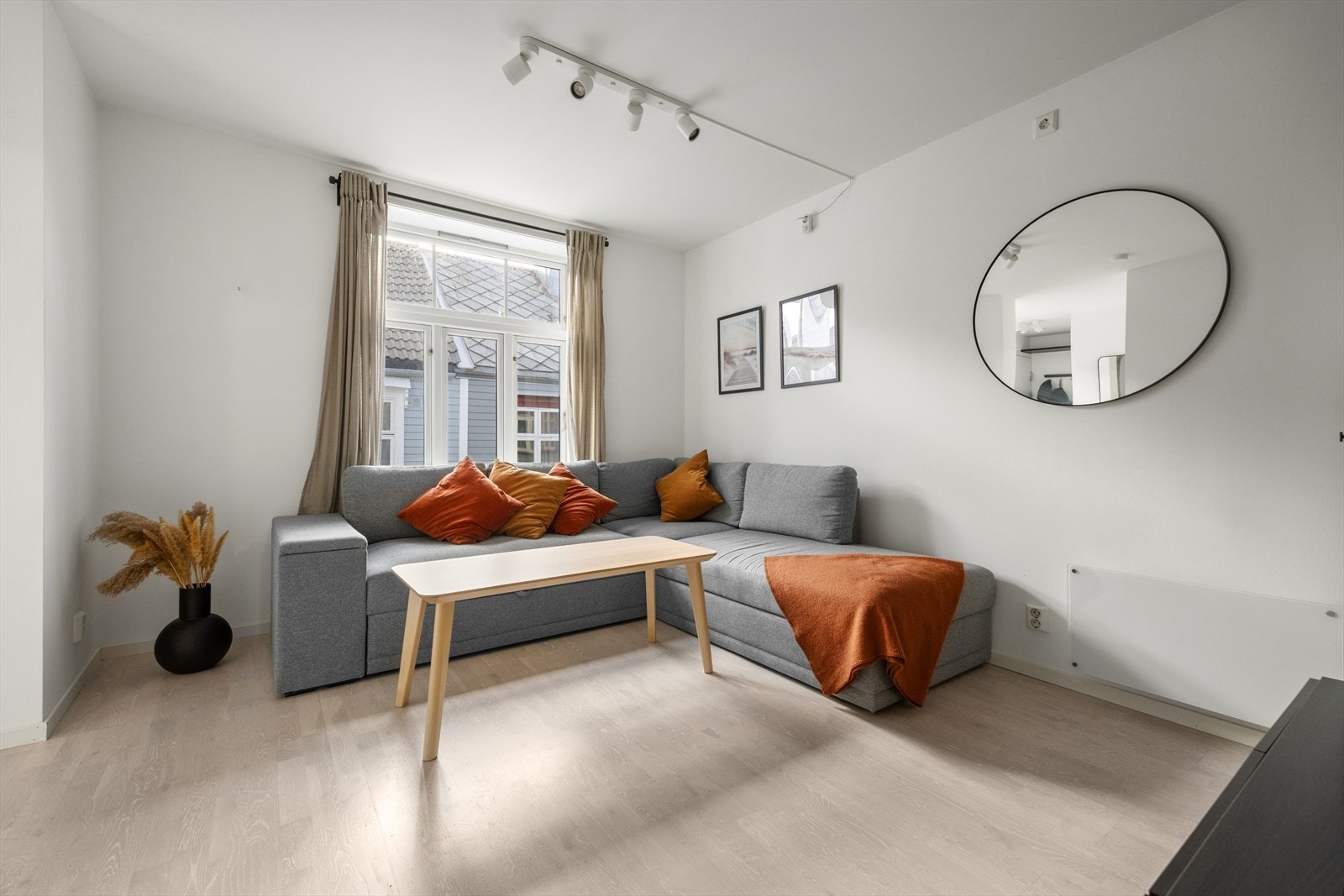 Leiligheten måler 44 kvm (BRA-i) og består av stue, kjøkken, entré, bad og 2 soverom. Utover dette har du også en ekstern bod. Galleribilde