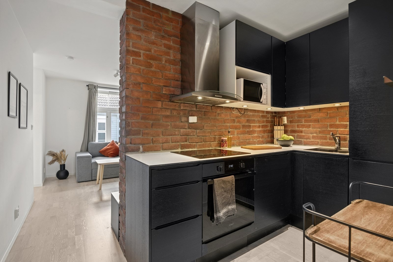 Leiligheten har et stilrent HTH-kjøkken i sortbeiset eik, oppgradert i 2015/2016. Galleribilde