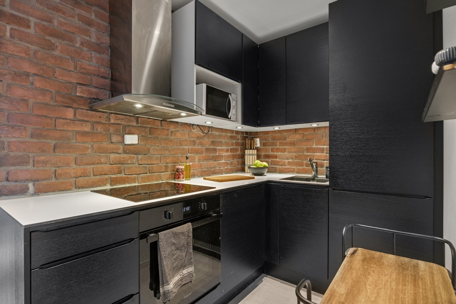 Kjøkkenet er utstyrt med integrerte hvitevarer, inkludert platetopp, stekeovn (ny fra 2024) og oppvaskmaskin. Galleribilde