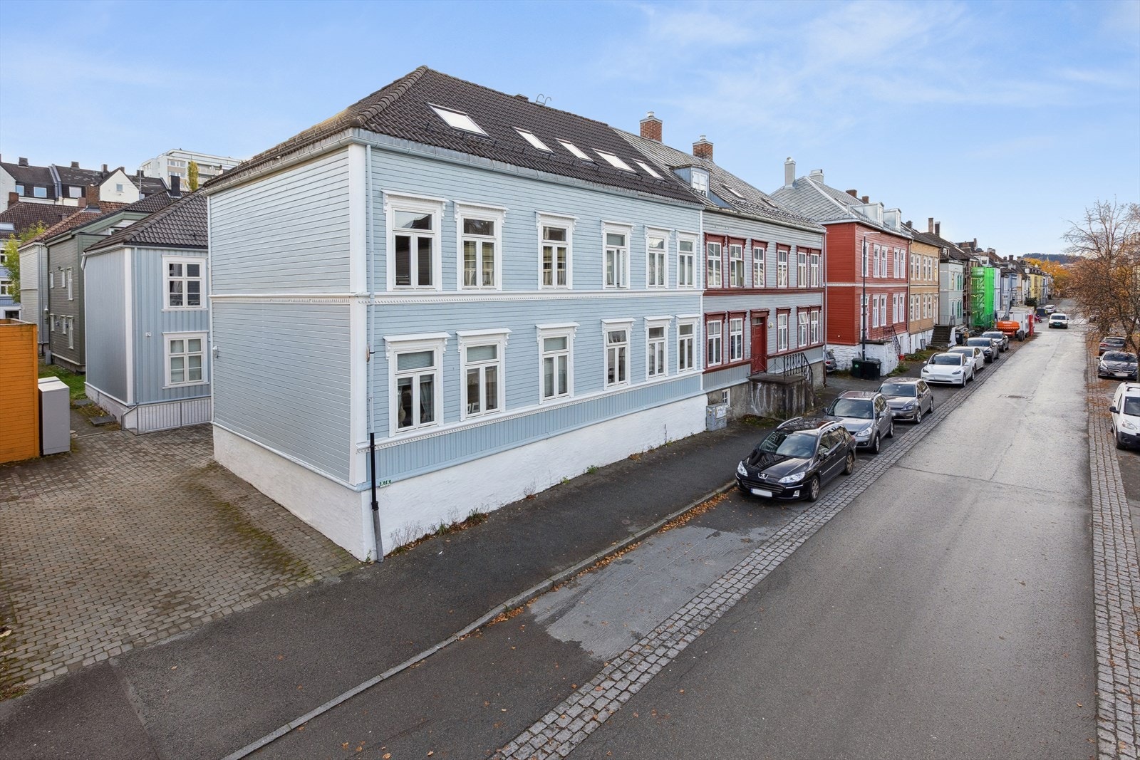 Her får du en stilren og godt vedlikeholdt leilighet sentralt i Trondheim med nærhet til alt av servicefasiliteter. Velkommen til hyggelig visning! Galleribilde