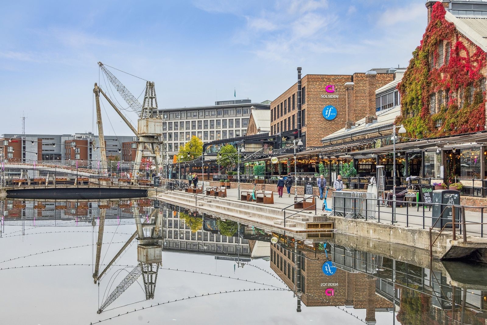 Og kun noen få minutters gange til Solsiden og Nedre Elvehavn. Her kan du nyte en kaffe i solen, spise middag med venner eller handle det du trenger på Solsiden kjøpesenter. Galleribilde