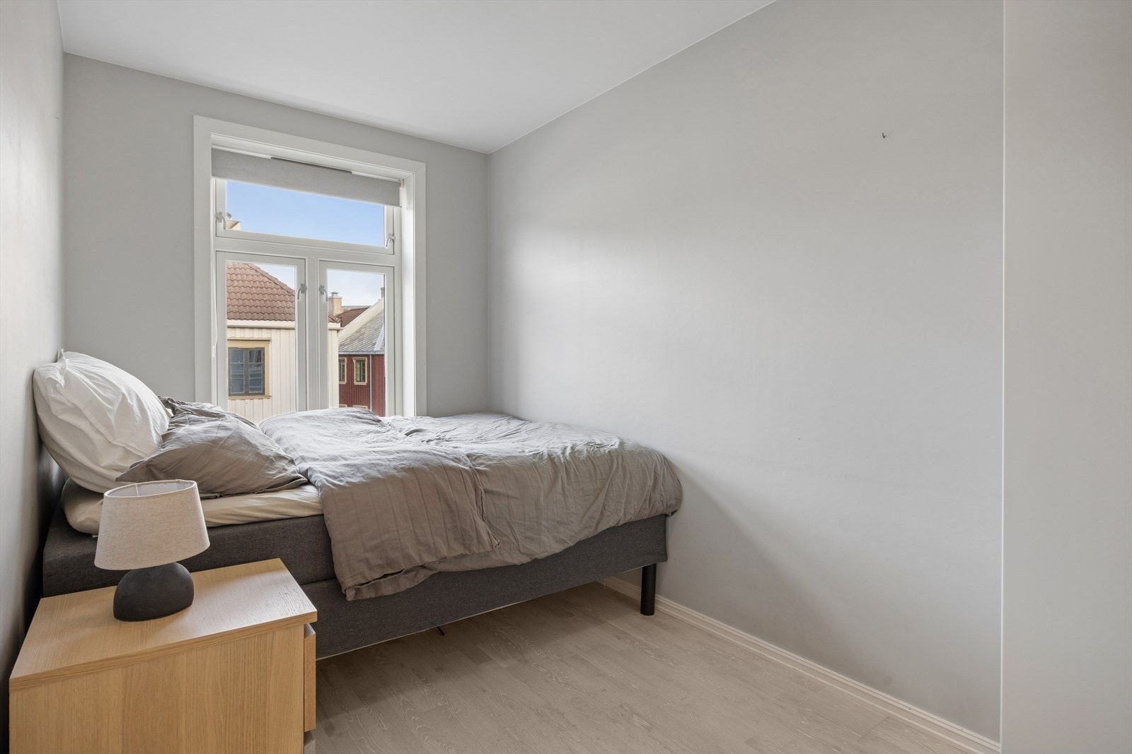 Soverom nr 2 måler 7,9 kvm. Begge soverommene har gode lysforhold og plass til ønsket møblement. Galleribilde