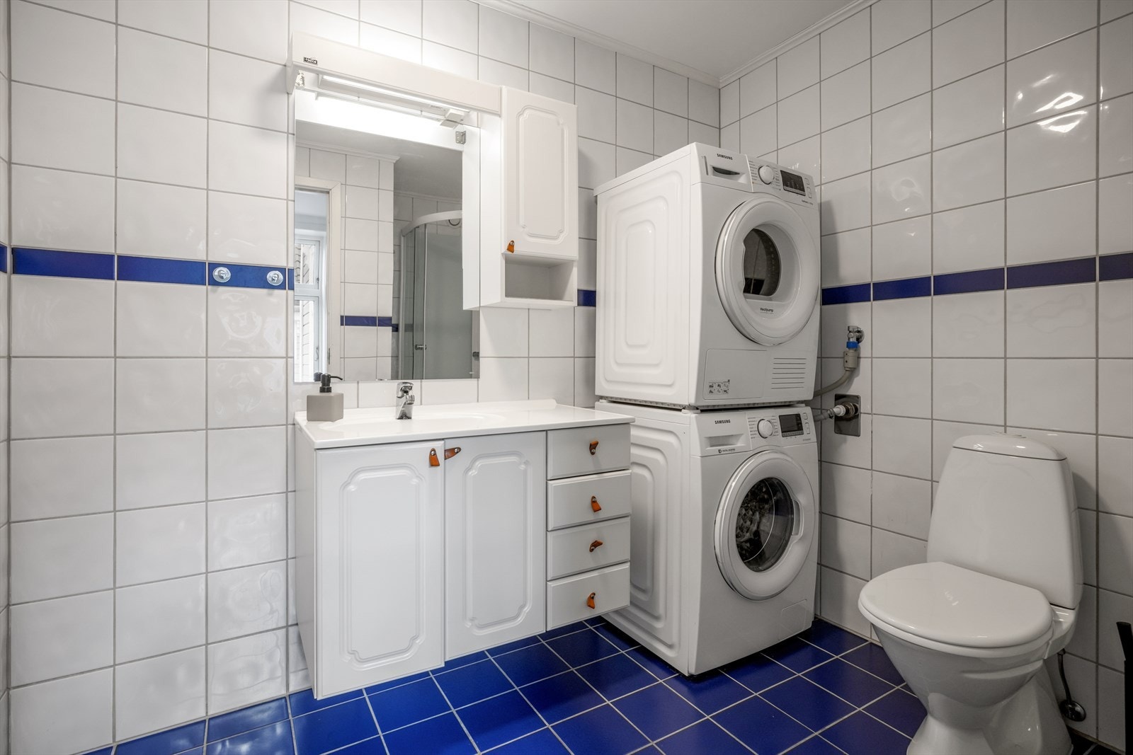 Baderommet har flislagte overflater på gulv og vegger, og mekanisk avtrekk sikrer god ventilasjon. Galleribilde