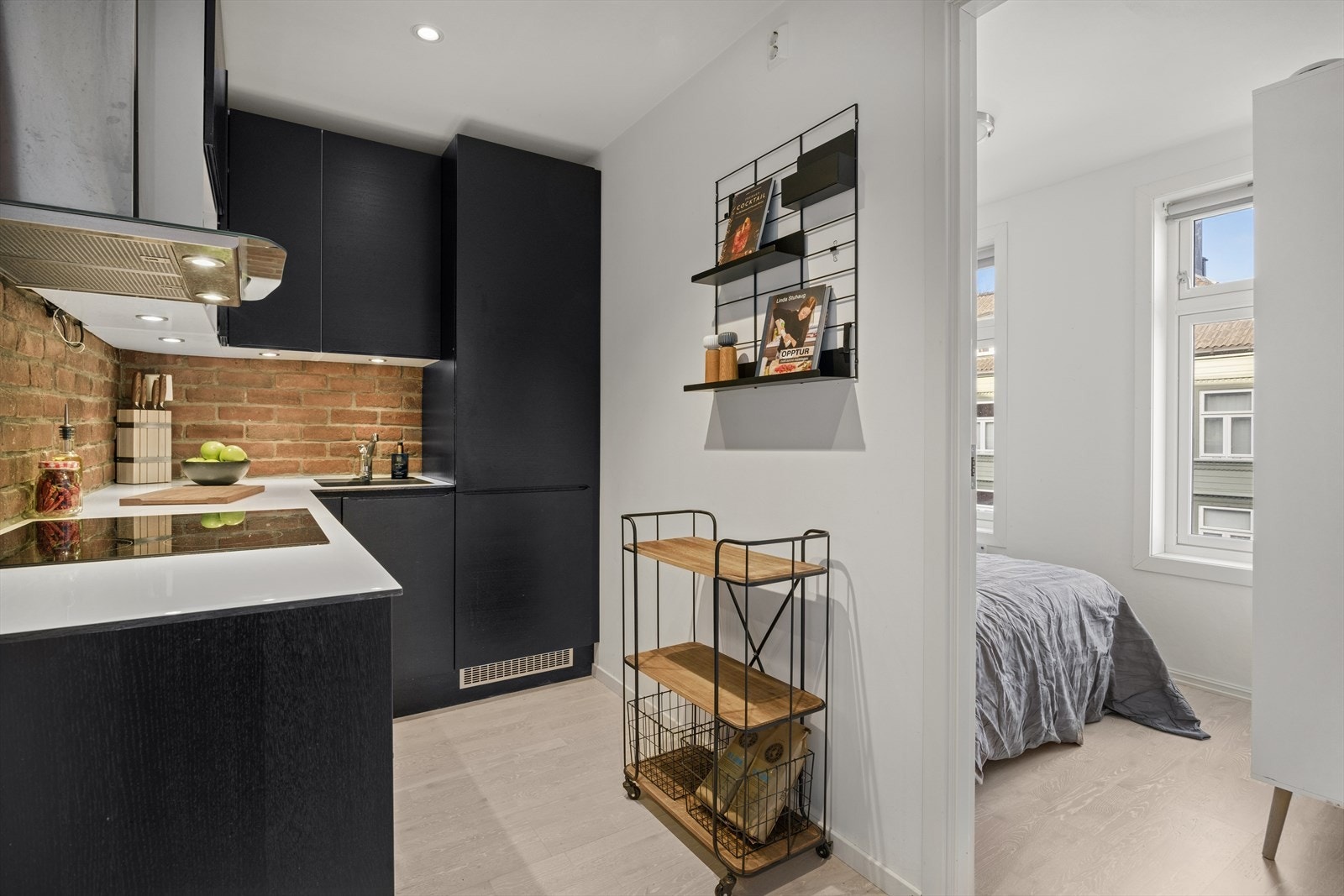 Kjøkkenet har en åpen løsning mot stuen og gir adkomst til begge soverommene. Galleribilde