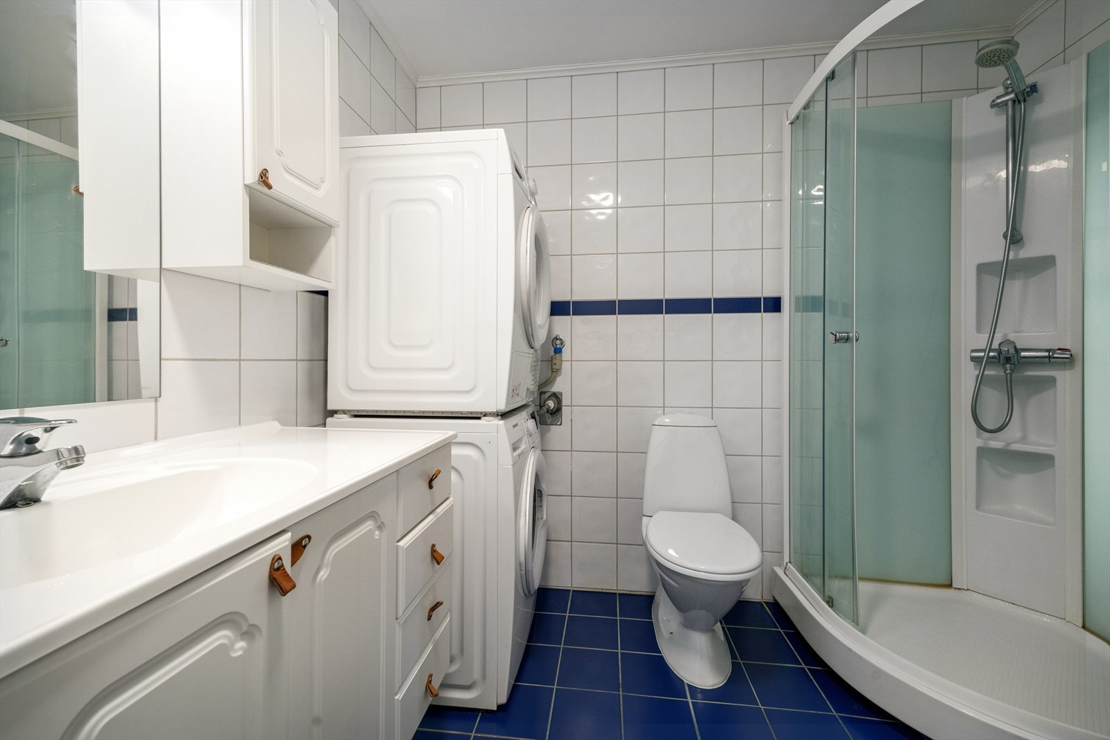 Utstyrt med dusjkabinett, toalett og har praktisk opplegg for vaskemaskin. Galleribilde