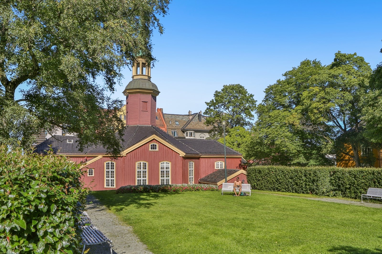 Fra leiligheten er det gangavstand til nydelige utearealer ved Bakke kirke, nydelige omgivelser for ro, rekreasjon og hyggelige stunder. Galleribilde