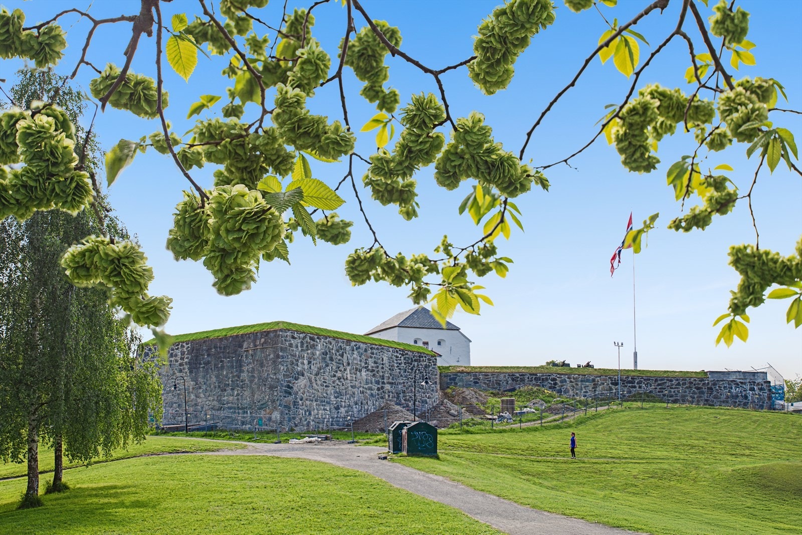 Fra eiendommen er det kort gangavstand til vakre Kristiansten Festning - et av Trondheims mest ikoniske utsiktspunkter. Galleribilde