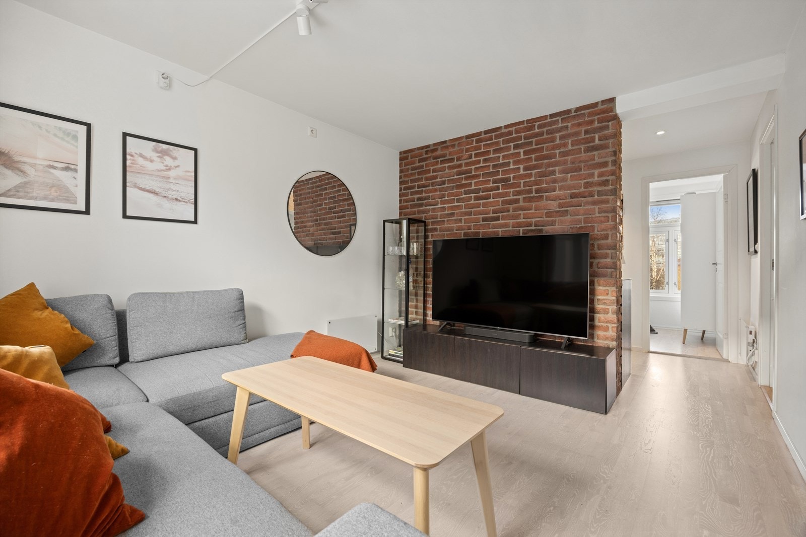 Leiligheten har en svært sjarmerende fremtoning unike trekk som god takhøyde og vinduer på begge sider av leiligheten som man sjeldent finner. Dekorvegg med teglsteinskarakter som gir stuen karakter og fungerer som et naturlig midtpunkt. Galleribilde