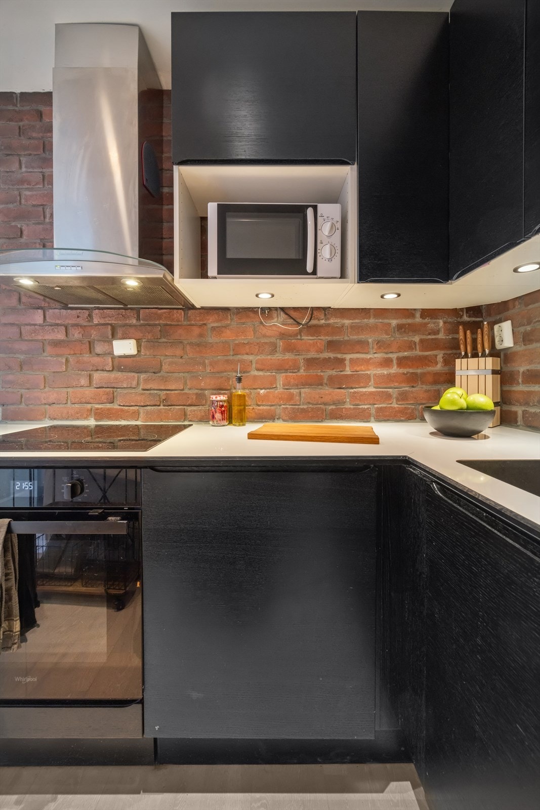 Innredningen har laminert benkeplate og mekanisk avtrekk over stekesonen. Galleribilde