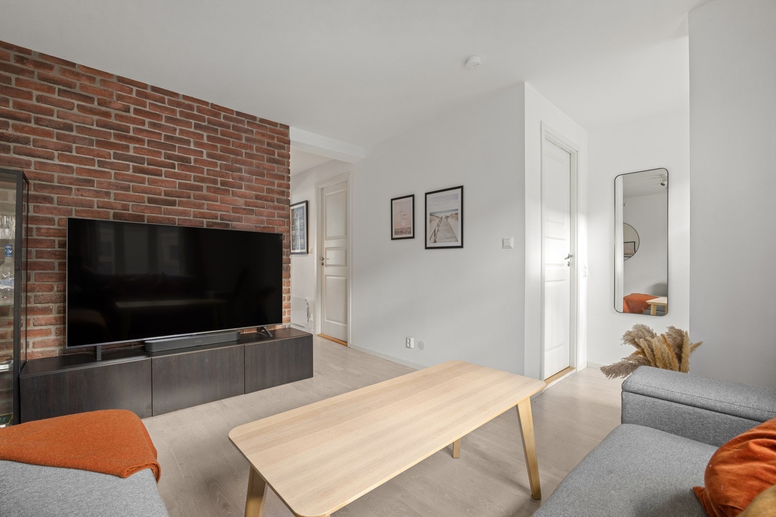 Leiligheten holder en god standard etter oppussing mellom 2015- 2019. Den gode planløsningen gir plass til både sofagruppe og øvrig møblement. Galleribilde