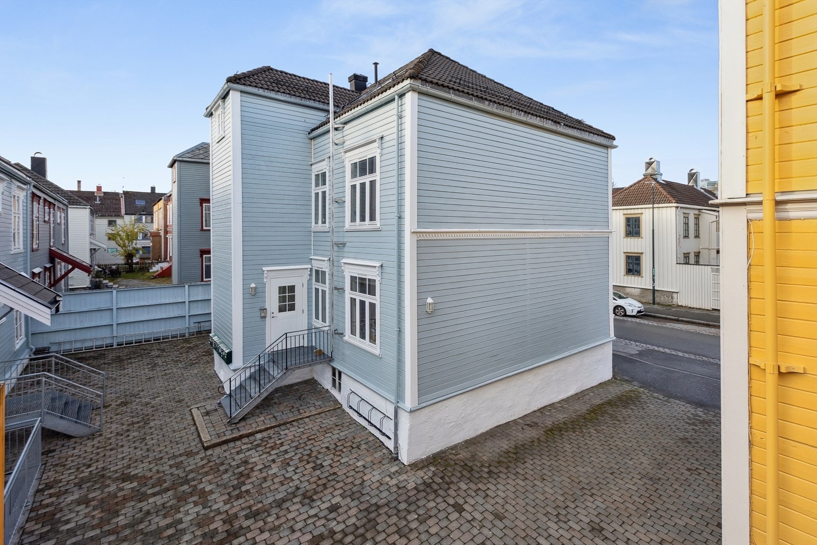 Bygården tilhører et lite borettslag med 10 andeler og et hyggelig naboskap. Trivelig brosteinsbelagt bakgård. Her er det fint å bo! Galleribilde