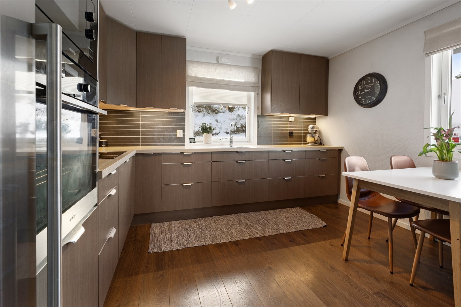 Kjøkken med mye skap- og benkeplass Galleribilde