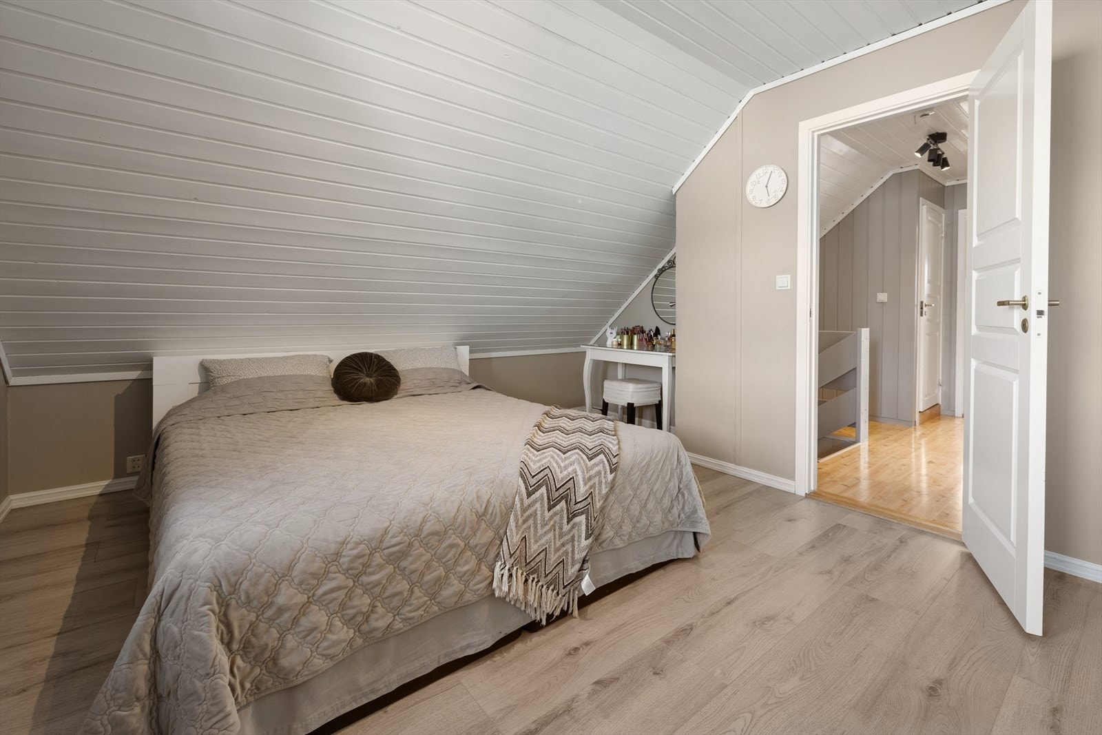 Soverom i duse og behagelige farger Galleribilde