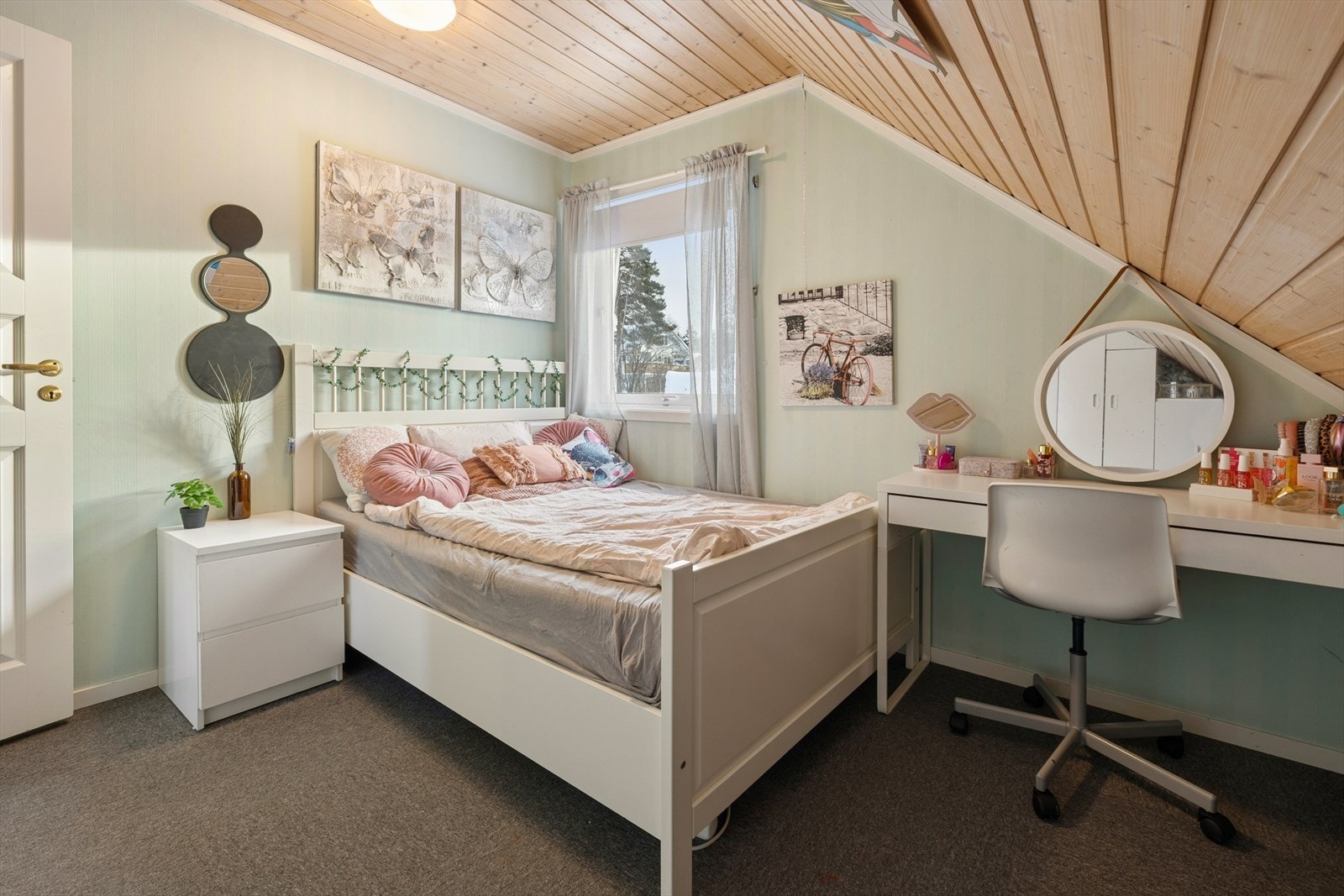 Soverom 1 i lyse farger Galleribilde