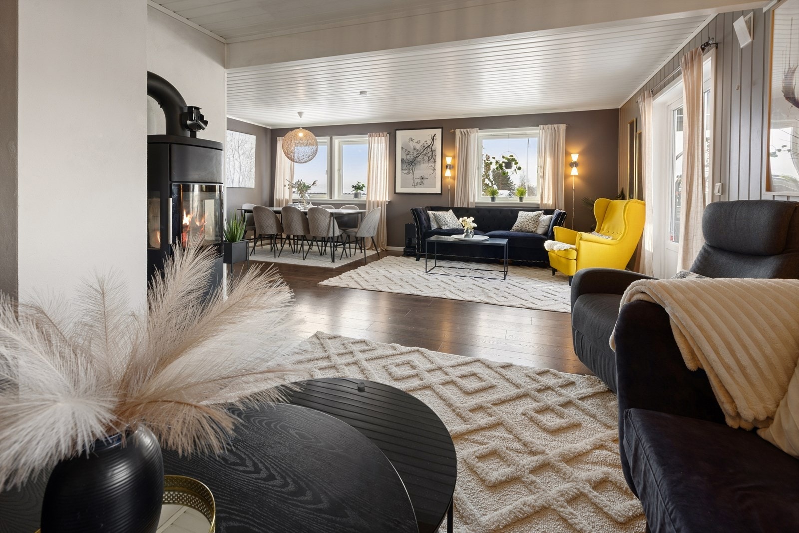 Stuen byr på en åpen og behagelig romfølelse Galleribilde