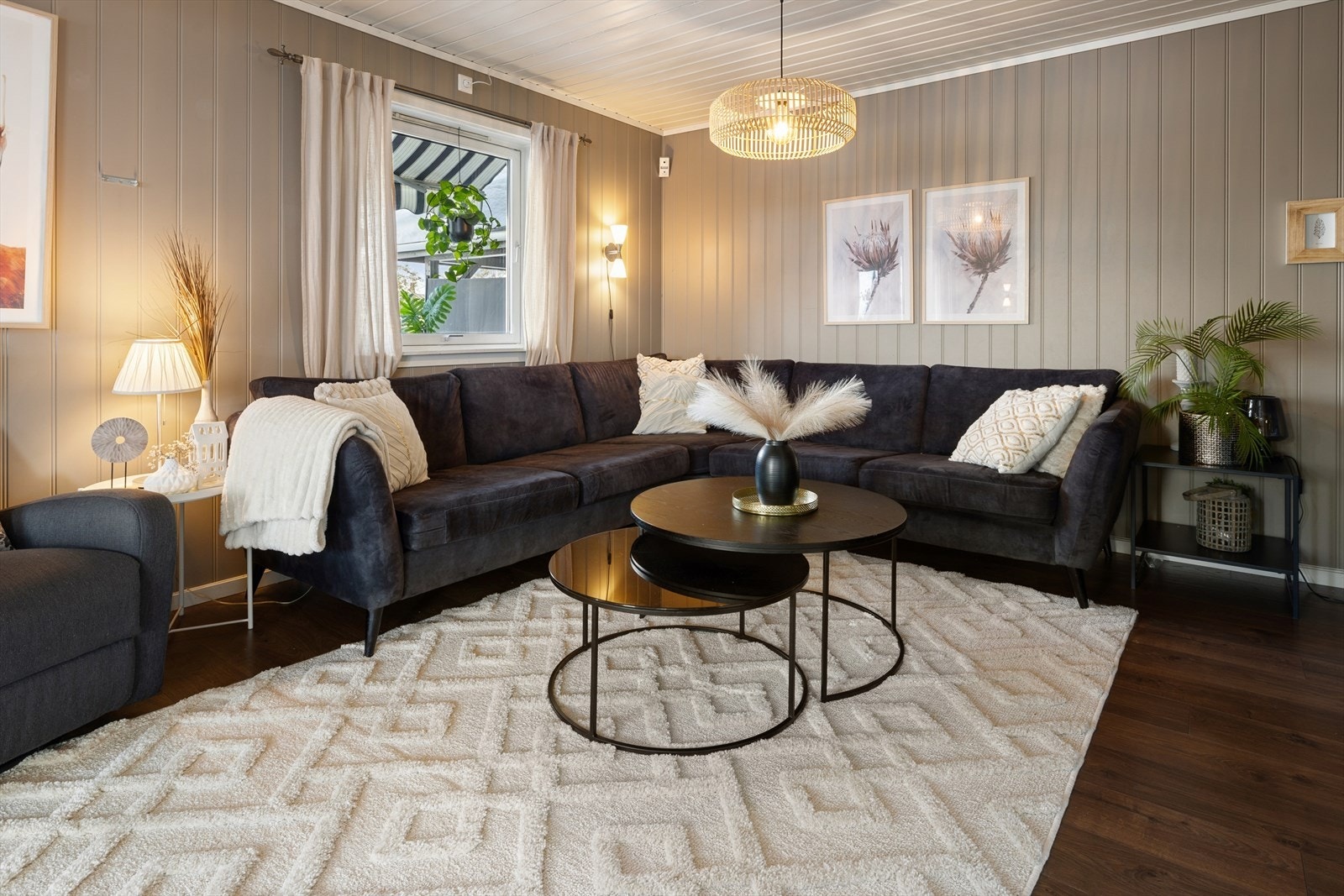 God plass til sofagruppe i stuen Galleribilde