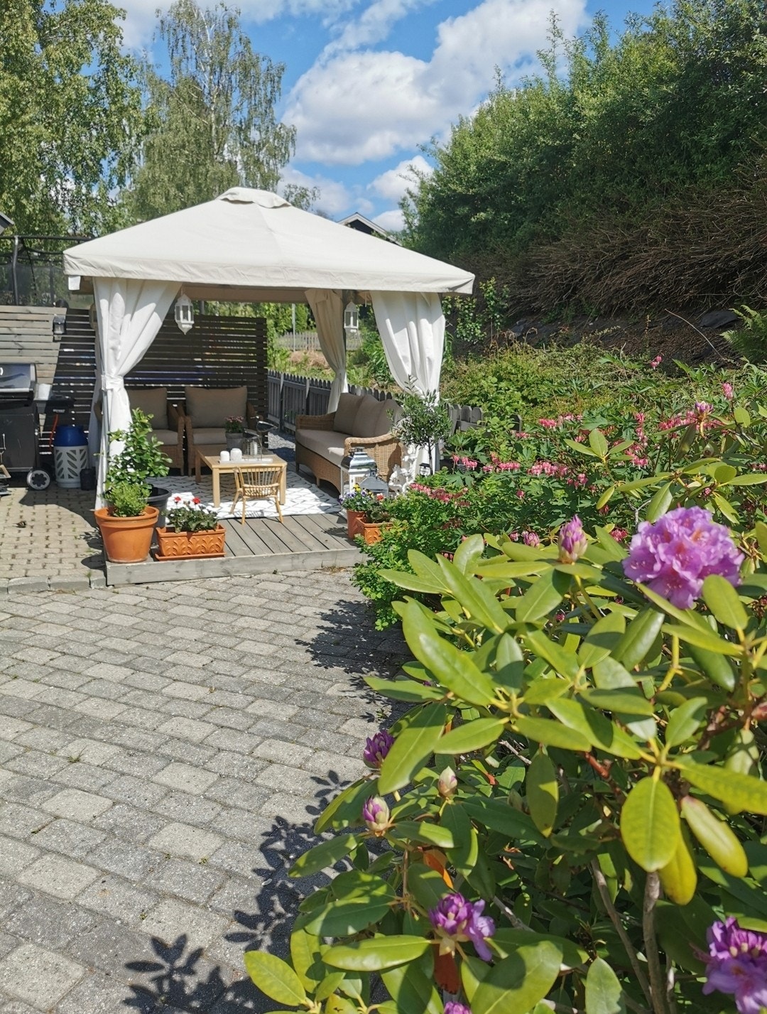 Flott uteplass hvor familie og venner kan samles en herlig sommerdag Galleribilde