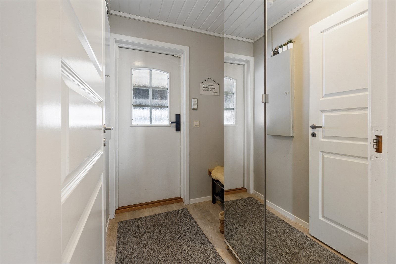 Praktisk gang med god plass til oppbevaring Galleribilde