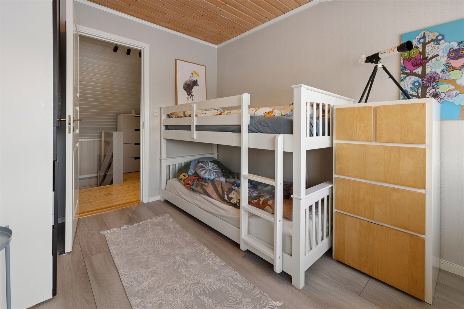 Soverommet har godt med oppbevaringsplass Galleribilde