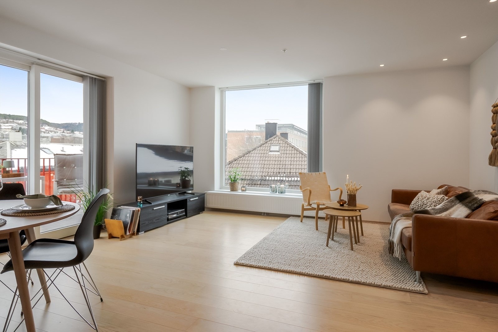 Store vindusflater og hjørnebeliggenhet sørger for rikelig med naturlig lysinnslipp som skaper en behagelig romfølelse. Galleribilde