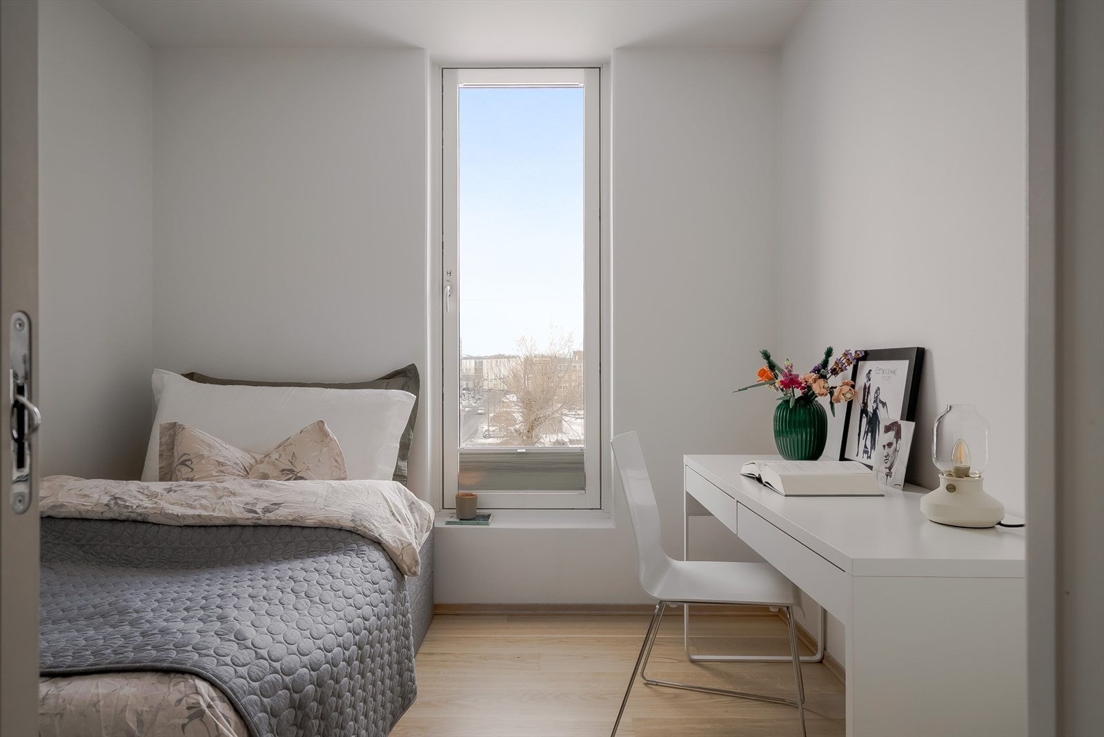 Soverom 2 har et areal på 6,5 kvm. Begge soverommene er malt i lyse farger, noe som gir fleksibilitet og gjør det enkelt å tilpasse innredningen etter egne ønsker. Galleribilde